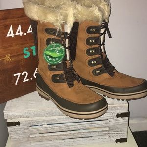 NWT never worn Helly Hansen W Garibaldi boots